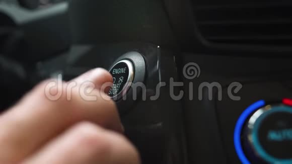 现代汽车内部的男性手按发动机启动按钮视频的预览图