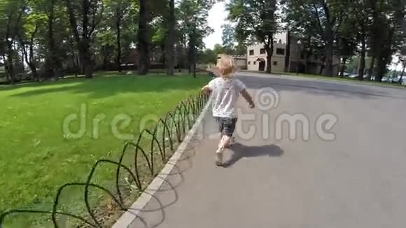 孩子们在公园里跑步视频的预览图