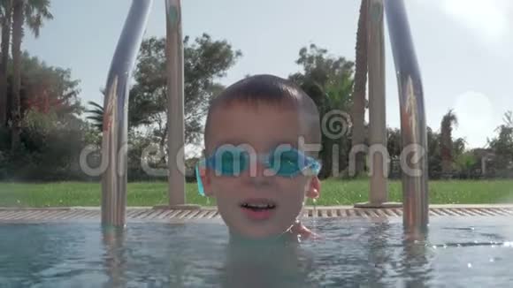 户外游泳池游泳时戴护目镜的活泼儿童视频的预览图