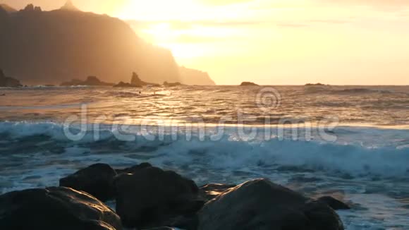 慢动作在加那利群岛特内里费的贝尼霍海滩上美丽的夕阳下的海浪巨大的海浪冲击着视频的预览图