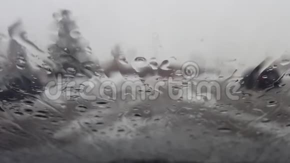 在外面下雪下雨的时候汽车挡风玻璃被关上了视频的预览图