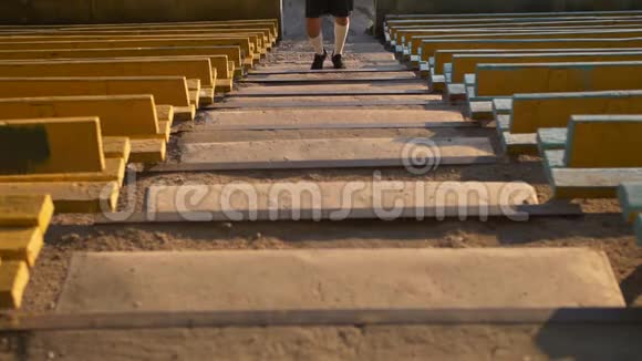 穿着运动服跑步的混血青年男子在体育场爬楼梯视频的预览图