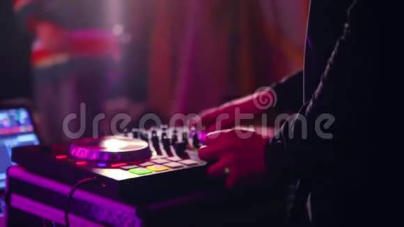 嘻哈表演中DJ混合的手视频的预览图