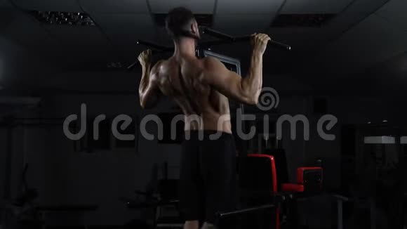 一个肌肉发达的男人在一个健身房里做横杆运动健康与健身的概念视频的预览图