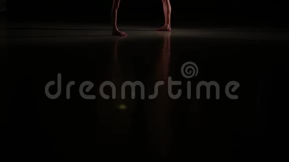 女子运动员在艺术体操中进行运动的苗条腿的特写地板上有美丽的倒影视频的预览图