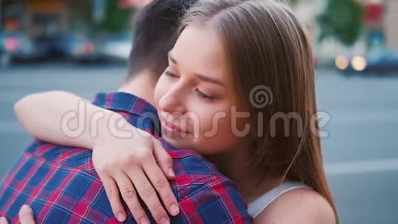 团圆幸福男人女人拥抱亲密视频的预览图