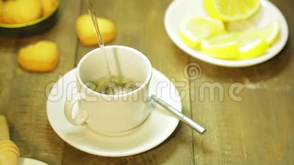 一股沸水倒入一杯茶叶中视频的预览图