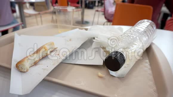 在咖啡馆购物中心的托盘上放着披萨饼壳食品废料塑料垃圾视频的预览图