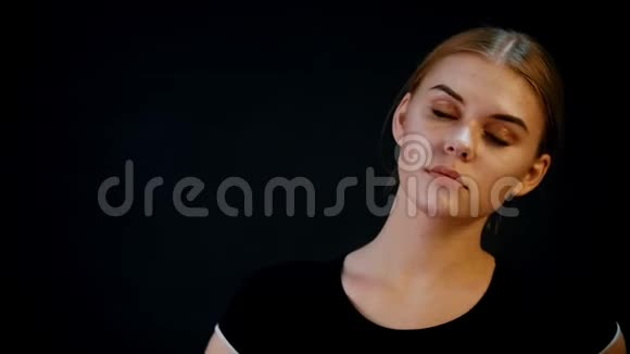 摄影年轻漂亮女人模特的肖像红发铜妆视频的预览图