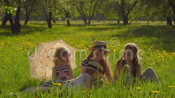 四个女孩坐在花园里看书视频的预览图