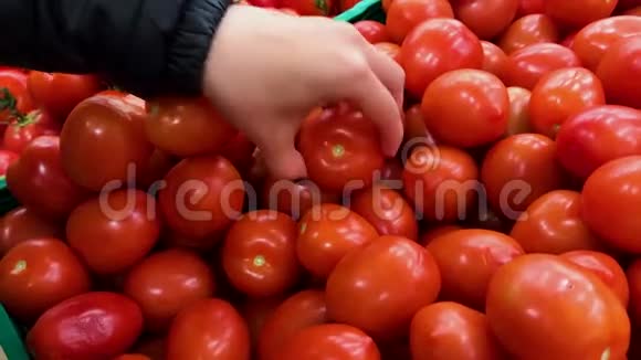 女人在超市里选择西红柿视频的预览图
