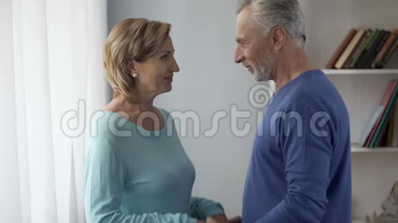 一个年老的男人牵着女人的手轮流亲吻她们一个女人害羞爱撒娇视频的预览图