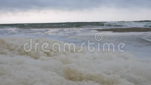 黑海敖德萨附近科斯的小浪海岸线飞溅撞击海底泡沫视频的预览图