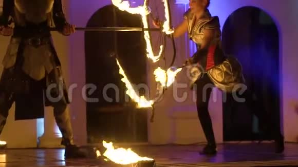 舞台上的火轮开始燃烧视频的预览图