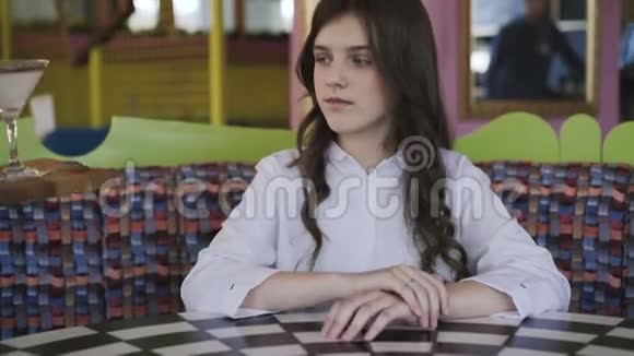 在咖啡厅为快乐年轻和自信的女孩提供果冻4K视频的预览图