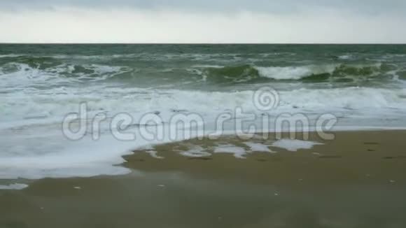 黑海敖德萨附近科斯的小浪海岸线飞溅撞击海底泡沫视频的预览图