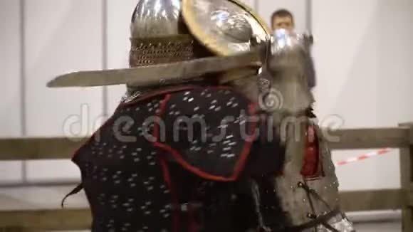 中世纪骑士战斗演习中心活动视频的预览图