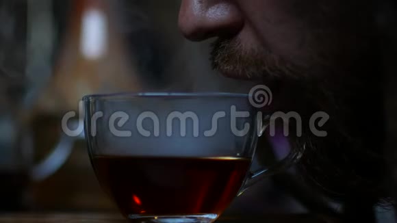 一个男人在杯子里呼出烟来视频的预览图