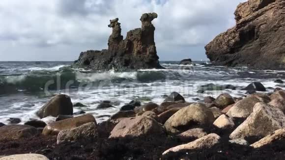 丹麦博尔赫姆的骆驼岩哈默什的独特特色岩石视频的预览图