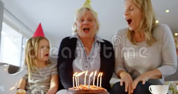 多代家庭在4k沙发上庆祝生日视频的预览图