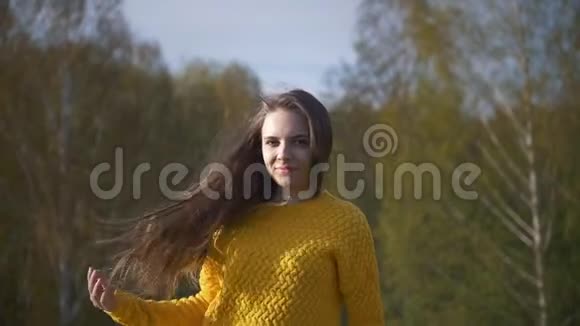 年轻的长发女子在森林里微笑视频的预览图