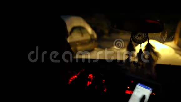 冬天晚上男人开车回家视频的预览图