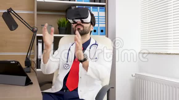 一位医生使用VR支架的肖像视频的预览图