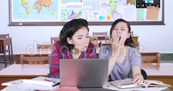 两个困在教室里学习的学生视频的预览图
