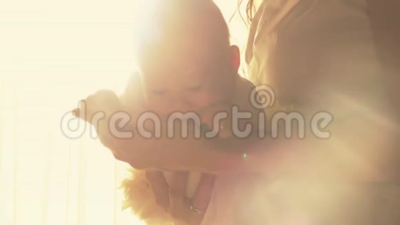 母亲抱着她刚出生的小女孩双手顶着烈日视频的预览图