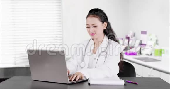 医生在带笔记本电脑的诊室工作视频的预览图