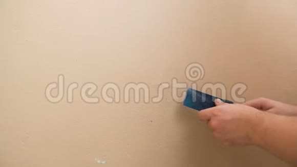 用抹子将旧油漆从墙上清除的特写视频视频的预览图