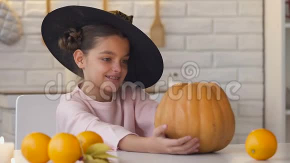 穿着女巫服装的小女孩杰克南瓜竖大拇指万圣节视频的预览图