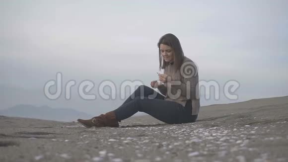 少女在海岸上收集贝壳视频的预览图