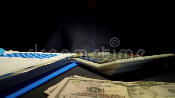 男人要钱经理坐在办公室给钱贷款视频的预览图