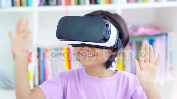 虚拟现实儿童站在图书馆视频的预览图