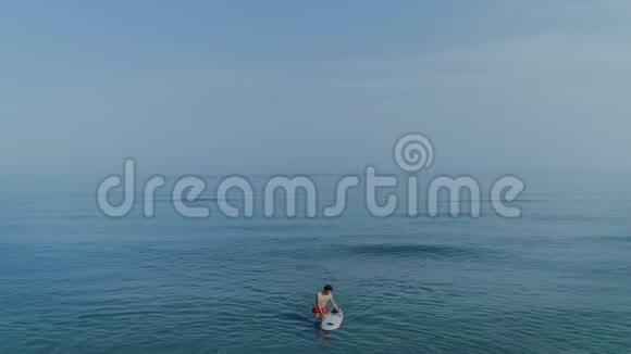冲浪者走出平静的水面视频的预览图