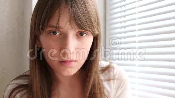 感冒的女孩喝着茶坐在窗边咳嗽视频的预览图