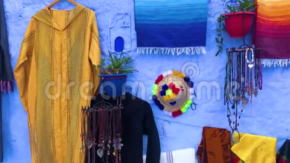 摩洛哥Chefchaouen镇蓝色地中海的五颜六色纪念品视频的预览图