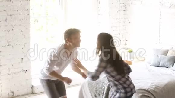 一对年轻夫妇在卧室跳舞表演摇滚乐视频的预览图