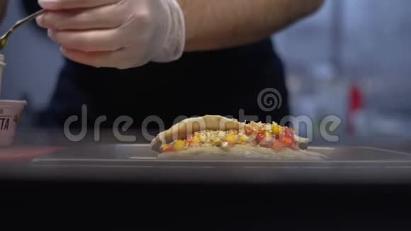 厨师长装饰一盘高级菜肴鱼菜视频的预览图