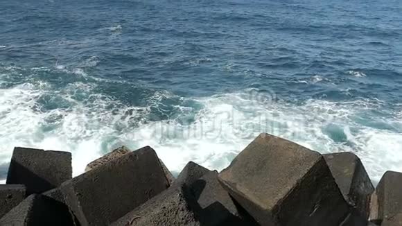 海岸海洋岩石水视频的预览图