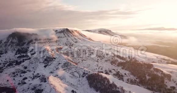 巨大的空中景观山景的雪块岩石在阳光下视频的预览图