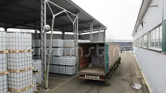 搬运工人将塑料容器装入卡车车身视频的预览图
