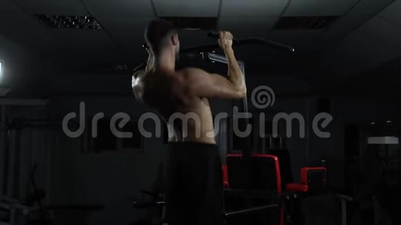 一个肌肉发达的男人在一个健身房里做横杆运动健康与健身的概念视频的预览图