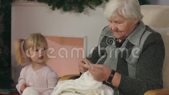 祖母教她织孙女视频的预览图
