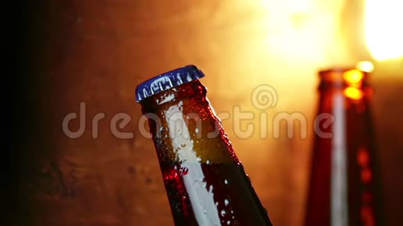 男人打开一瓶啤酒上面放着冰冰冻滴背景是金色的棕色充满乐趣和营养视频的预览图