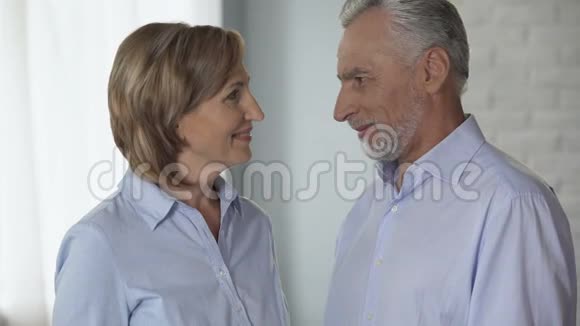 老两口互相看着拥抱着男人把头靠在女人的脖子上视频的预览图