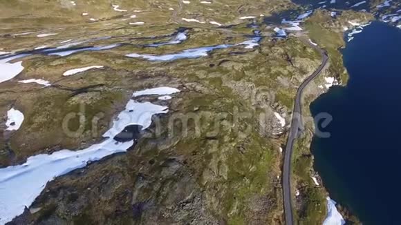 挪威湖边的山路鸟瞰图视频的预览图