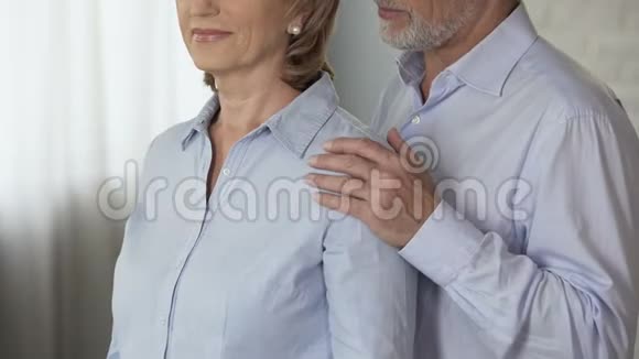一位年长的男人从背后肩挑女人亲吻她的头爱她视频的预览图