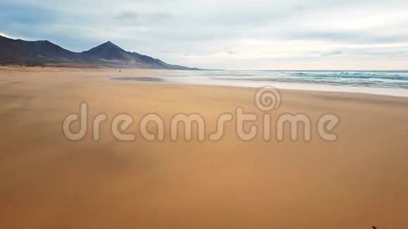飞越西班牙富尔特文图拉岛沙漠海滩视频的预览图
